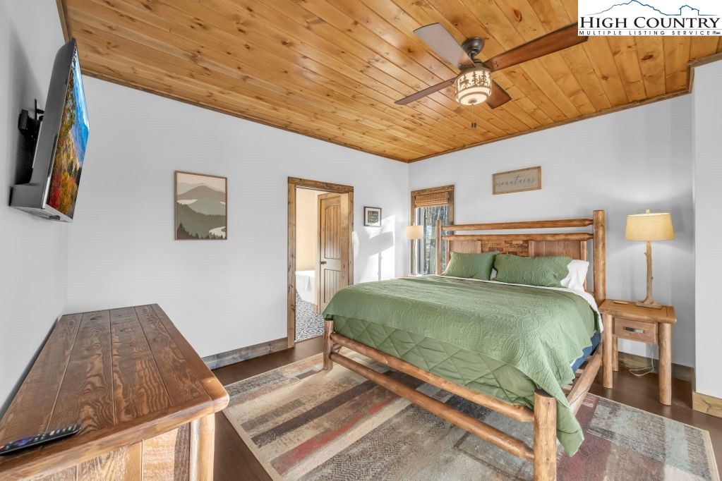 27 Timber Rock Trail Banner Elk, NC 28604 - Photo 20 of 45 a bedroom with a bed and a large window