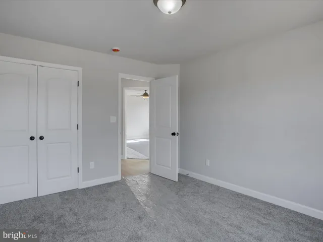 a view of empty room with window