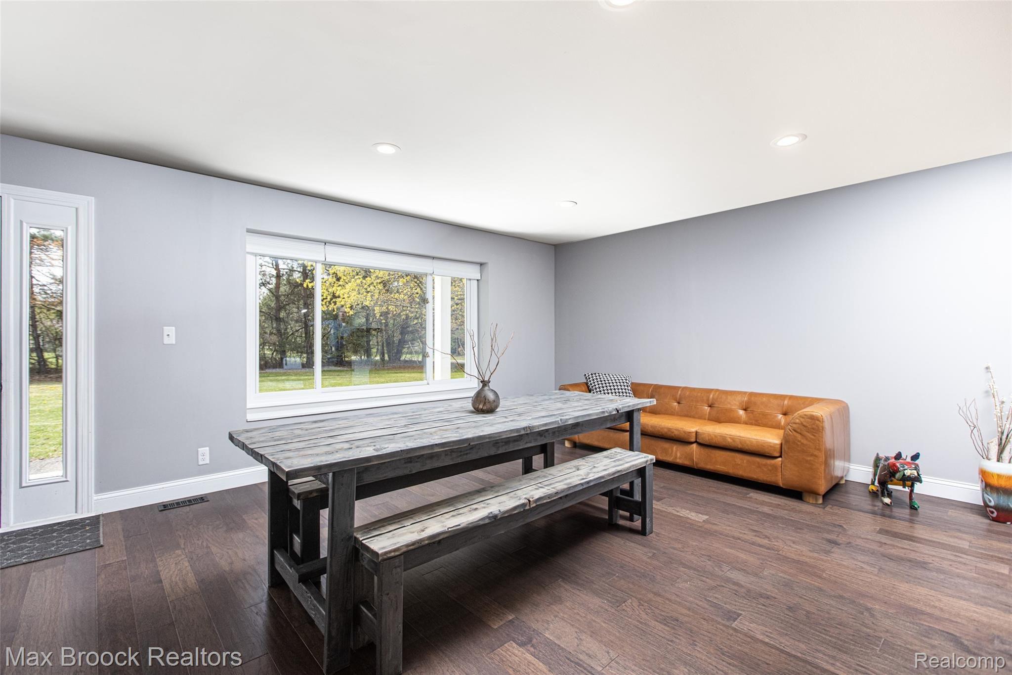Dining Area.jpg