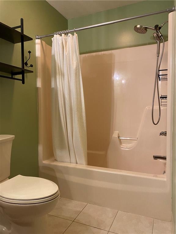 804 Barbra Lane New Castle, PA 16101 - Photo 11 of 16 a bathroom with a shower and a toilet