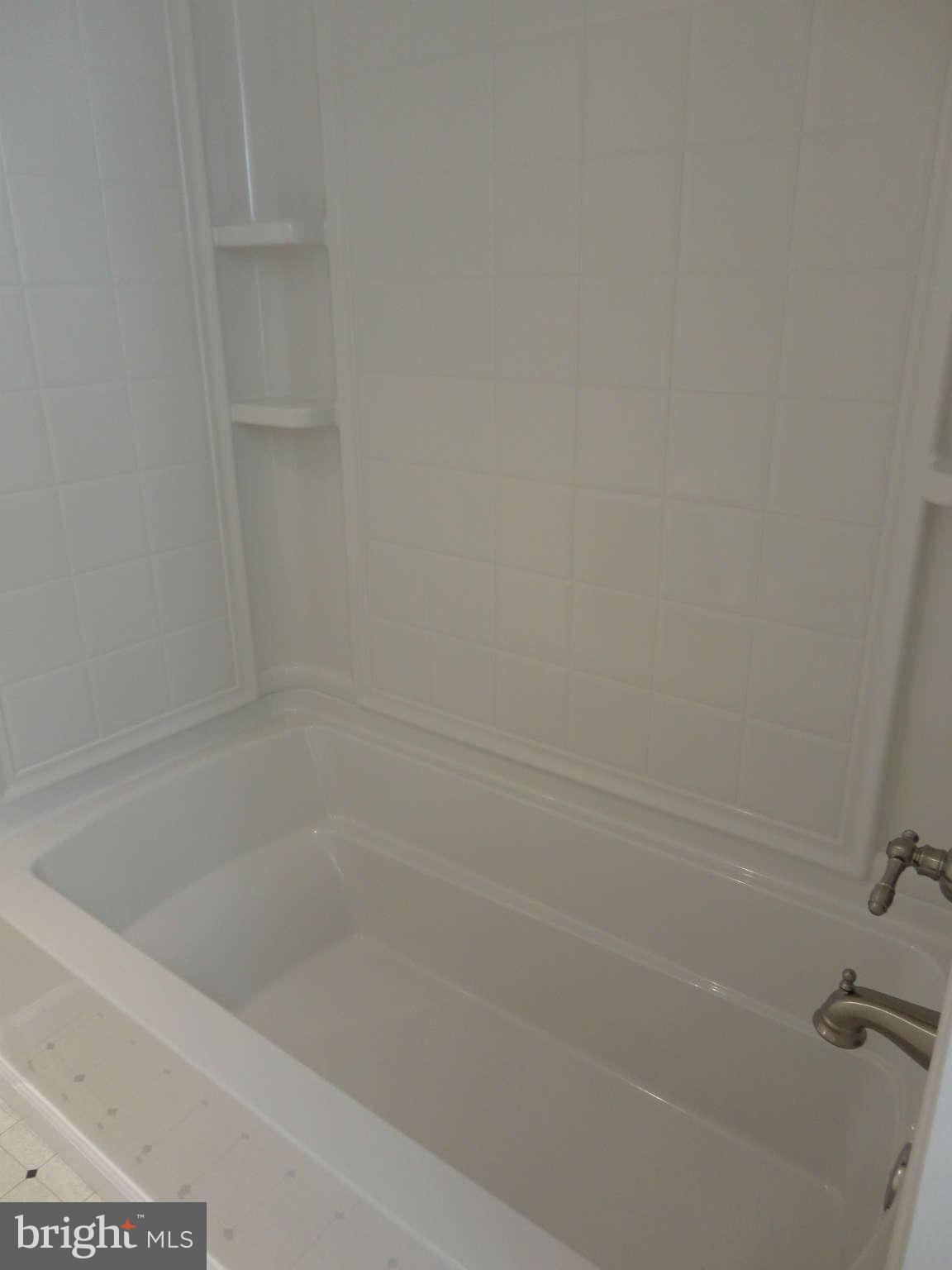 8317 Dogwood Road Baltimore, MD 21244 - Photo 12 of 13 Bath