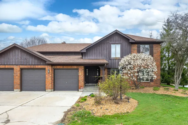 $349,900 | 90 Golfview Lane, Unit A, Frankfort, IL 60423
