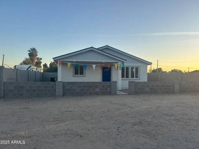 a view of a house with a dry yard