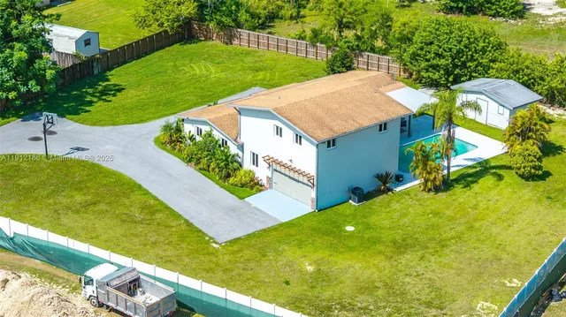a view of a house with a backyard
