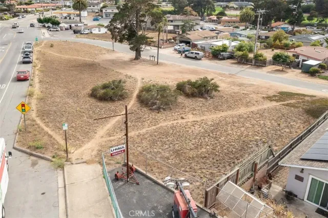 a view of a parking area