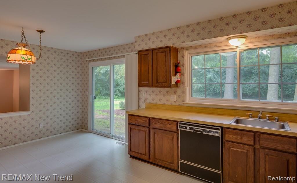 35962 Fredericksburg Road Farmington Hills, MI 48331 - Photo 5 of 21