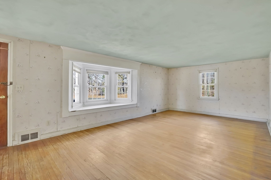 865 South Branch Parkway Springfield, MA 01118 - Photo 17 of 35 an empty room with windows