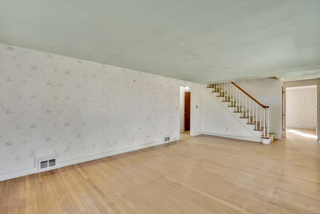 865 South Branch Parkway Springfield, MA 01118 - Photo 20 of 35 a view of an empty room