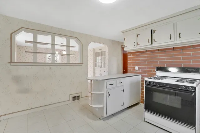 $265,000 | 865 South Branch Parkway, Springfield, MA 01118