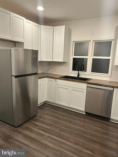 19402 Old Dans Rock Road Southwest Frostburg, MD 21532 - Photo 10 of 25 Modern kitchen with sleek finishes.