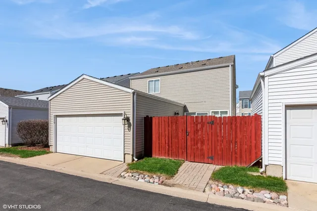 $285,000 | 120 Presidential Boulevard, Oswego, IL 60543