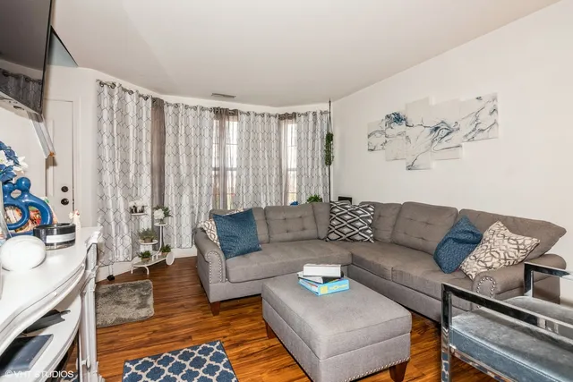 $285,000 | 120 Presidential Boulevard, Oswego, IL 60543