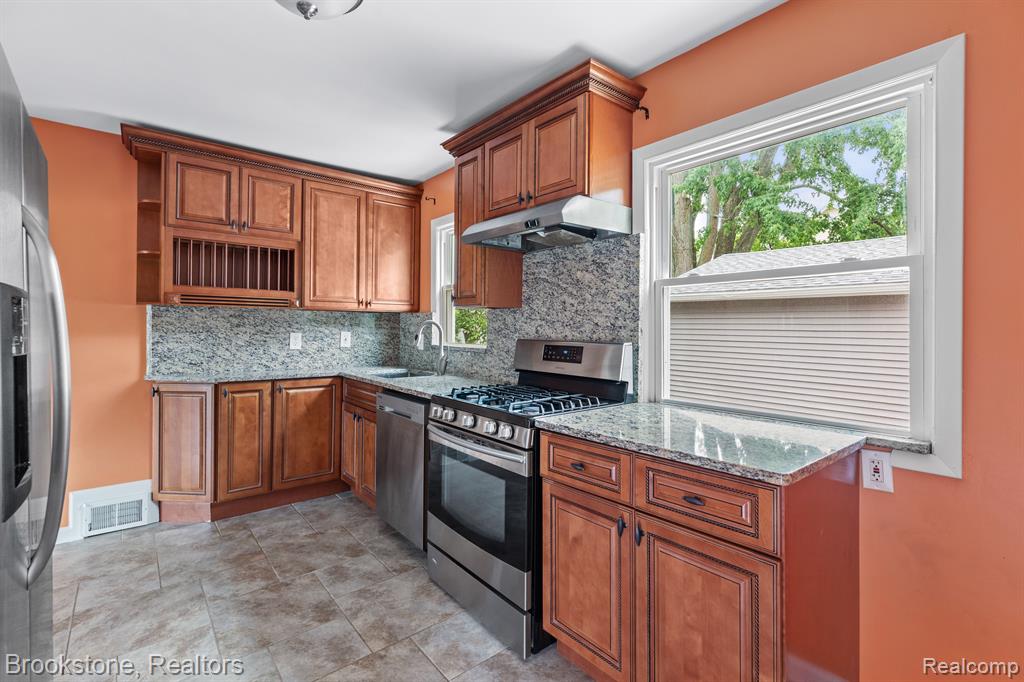 2120 Oxford Road Berkley, MI 48072 - Photo 11 of 42