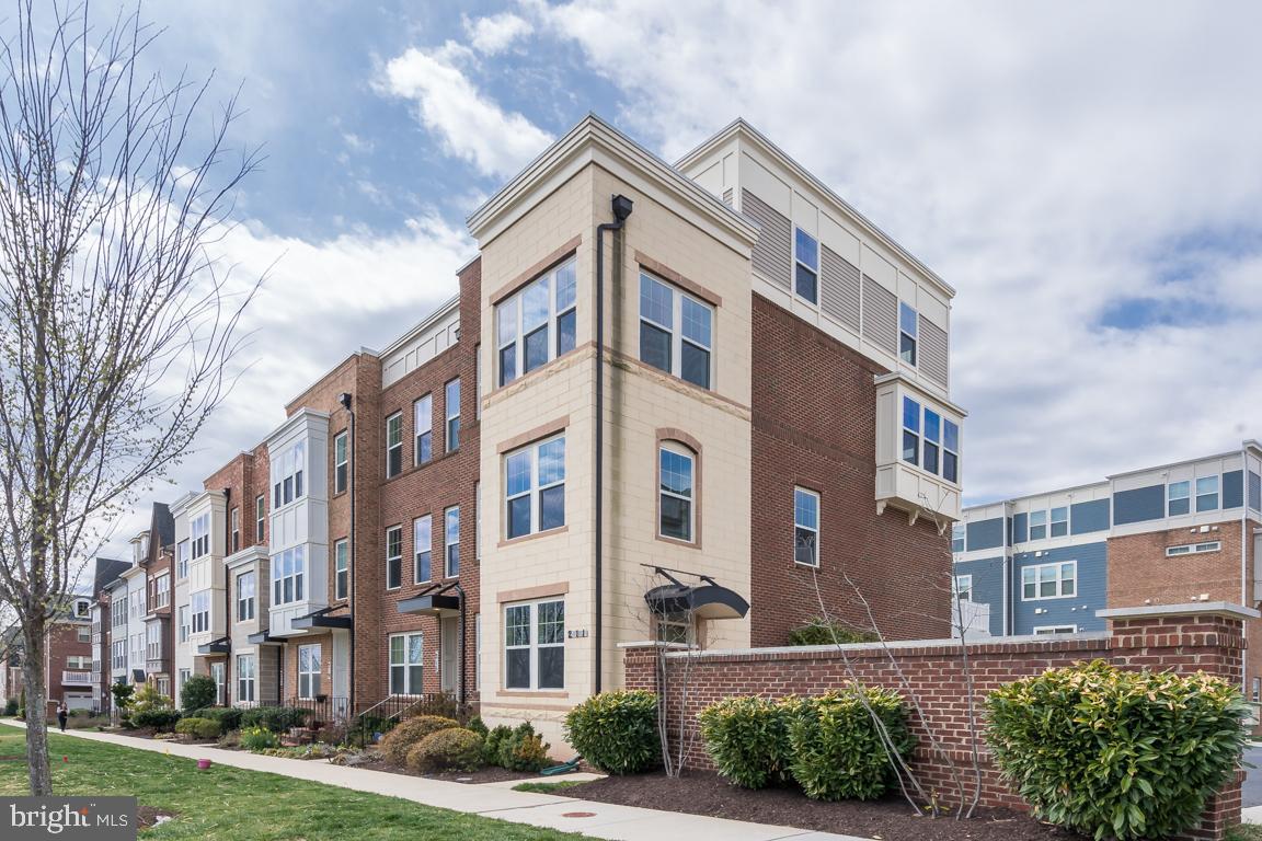 211 Decoverly Drive Gaithersburg, MD 20878 - Photo 2 of 34