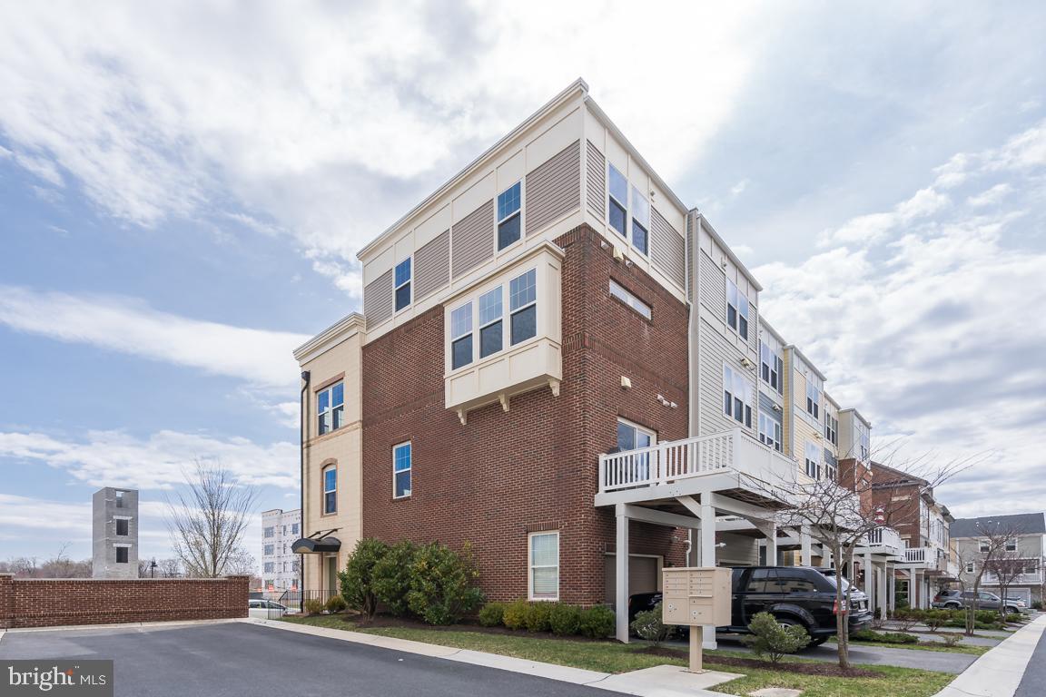 211 Decoverly Drive Gaithersburg, MD 20878 - Photo 3 of 34