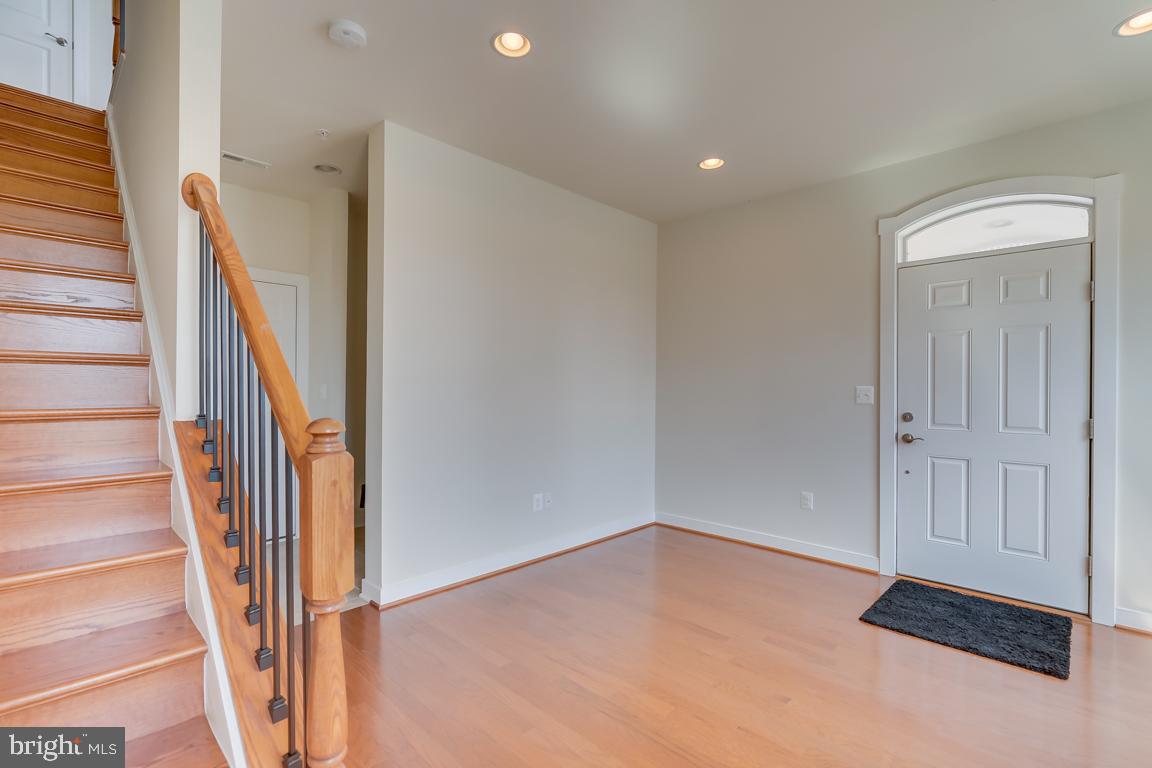 211 Decoverly Drive Gaithersburg, MD 20878 - Photo 5 of 34