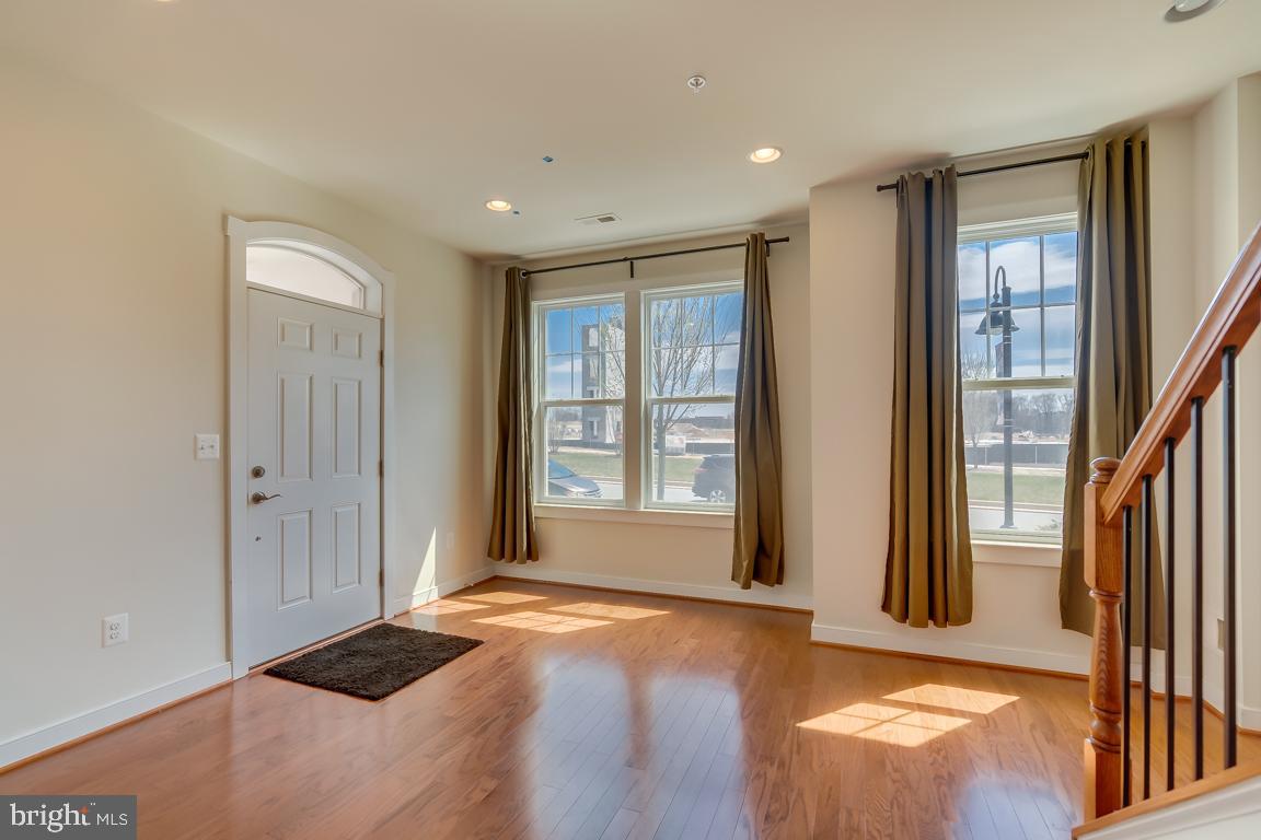 211 Decoverly Drive Gaithersburg, MD 20878 - Photo 6 of 34