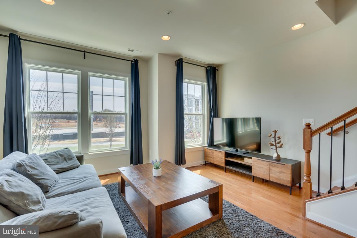 211 Decoverly Drive Gaithersburg, MD 20878 - Photo 10 of 34