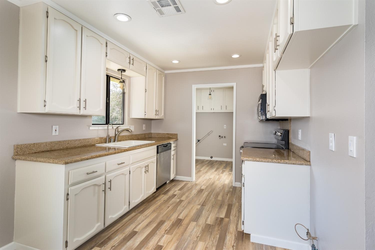 40733 Big Oak Flat Road North Oakhurst, CA 93644 - Photo 12 of 37