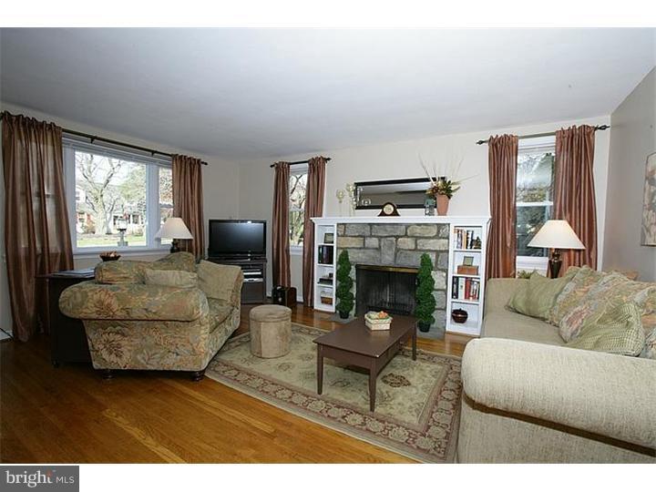 158 Scenic Road Springfield, PA 19064 - Photo 5 of 20 Living Room
