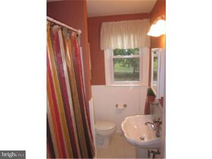 158 Scenic Road Springfield, PA 19064 - Photo 10 of 20 Bathroom