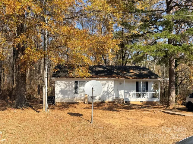 a view of a house with backyard