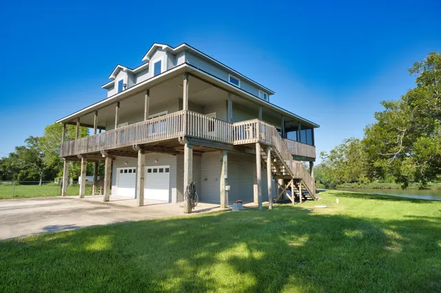 a view of empty room with garage