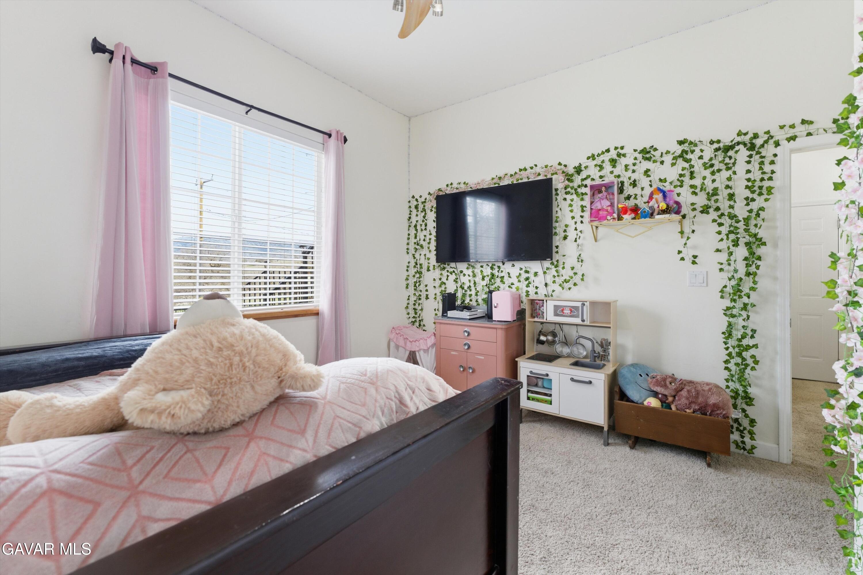 20000 Brite Valley Road Tehachapi, CA 93561 - Photo 13 of 32 a bedroom with bed and a flat screen tv