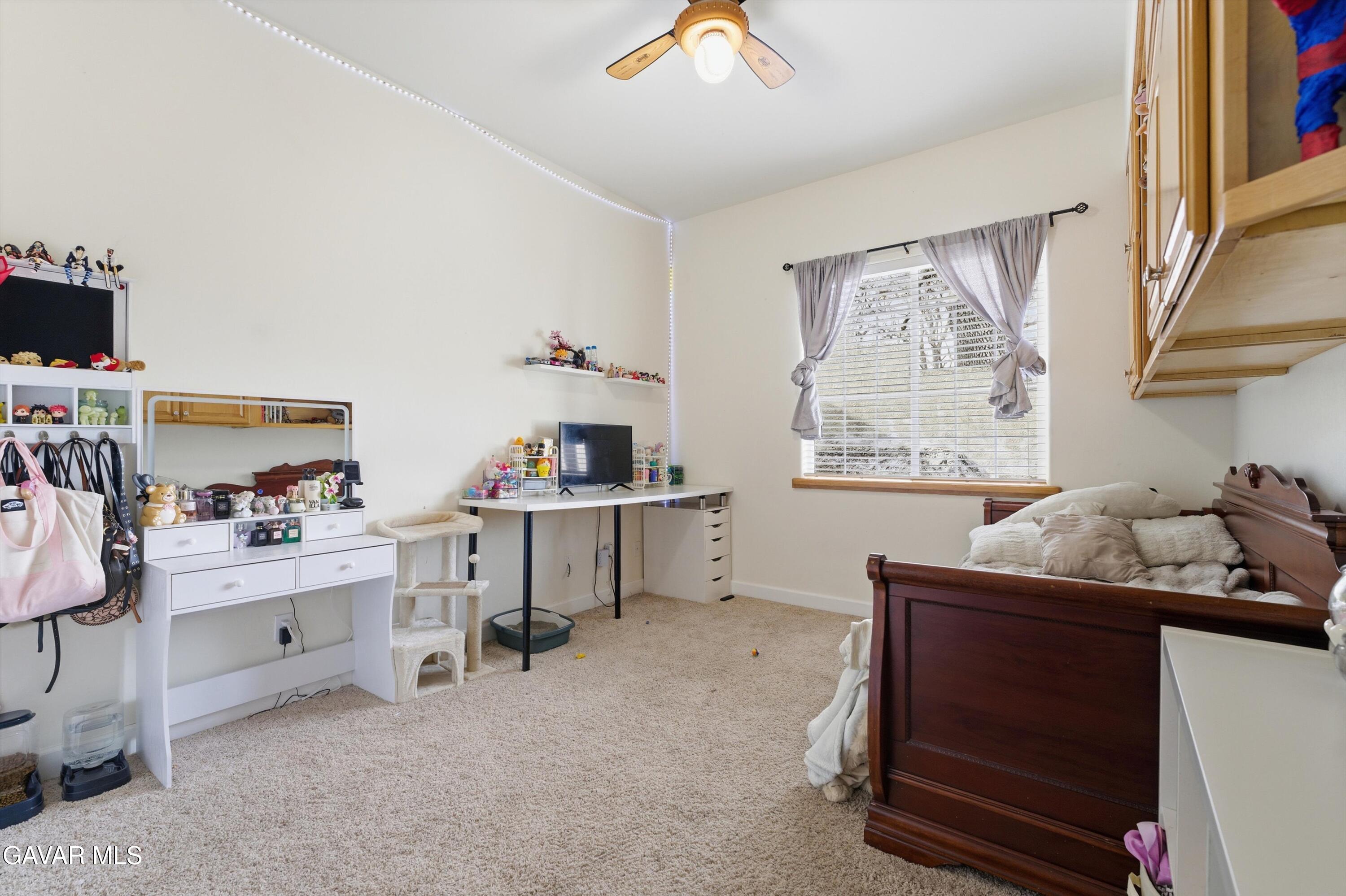 20000 Brite Valley Road Tehachapi, CA 93561 - Photo 14 of 32 a room with furniture and window