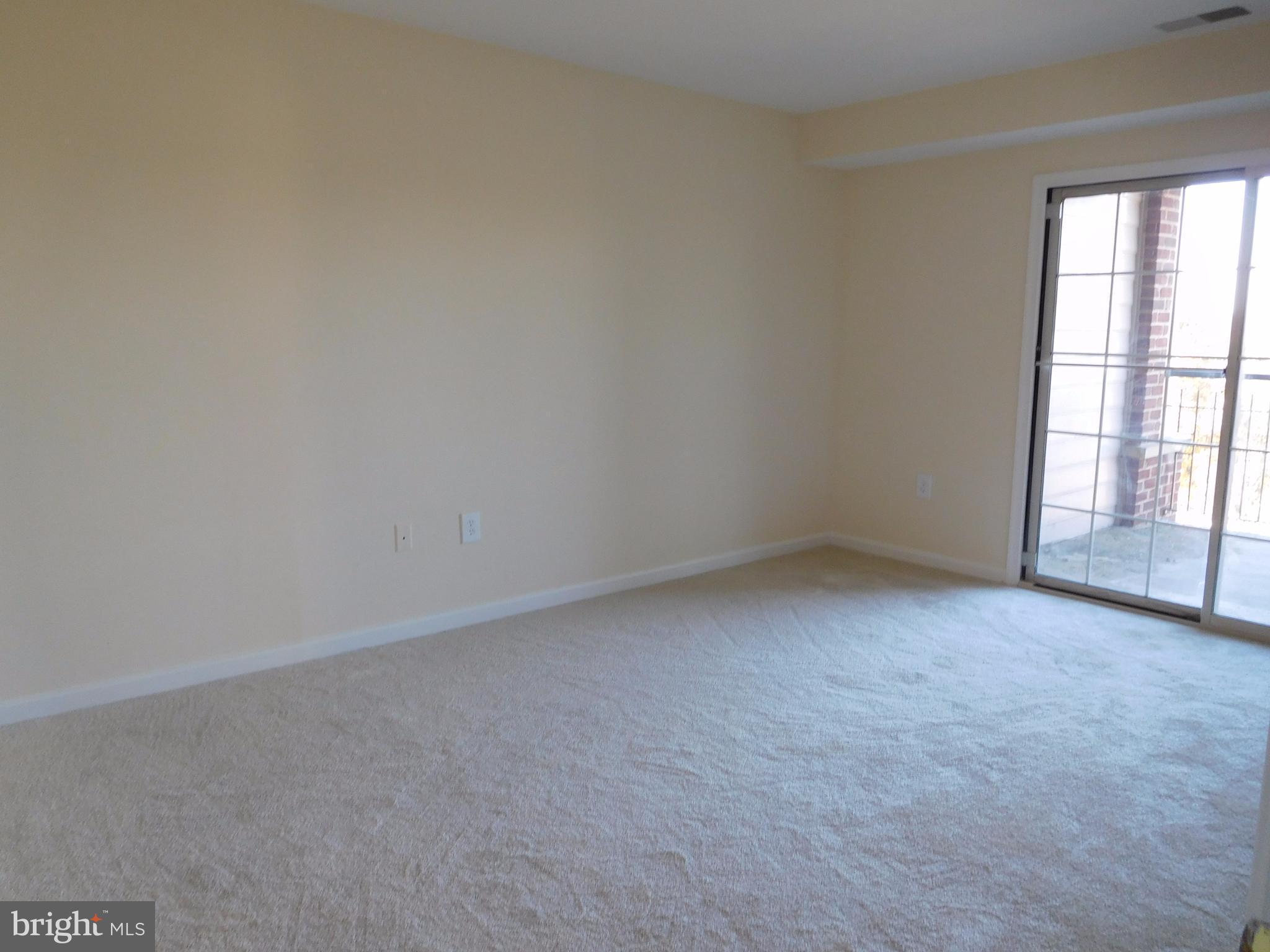 304 Ridgepoint Place, Unit 14 Gaithersburg, MD 20878 - Photo 11 of 25 an empty room with a window