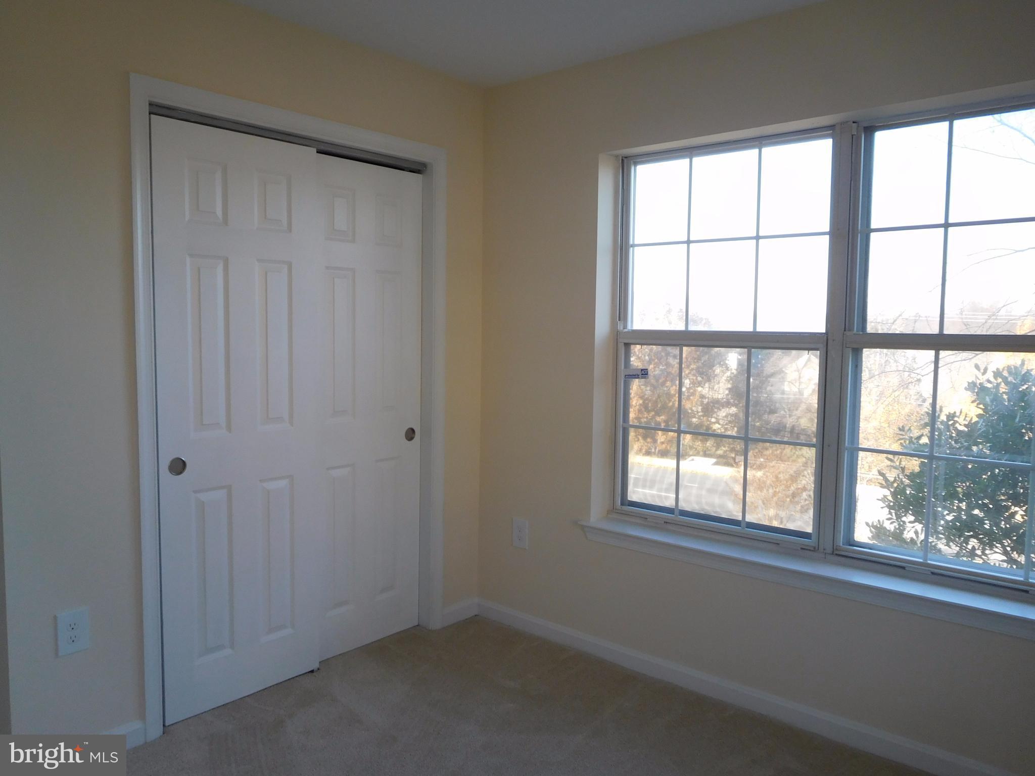304 Ridgepoint Place, Unit 14 Gaithersburg, MD 20878 - Photo 17 of 25 an empty room with a window