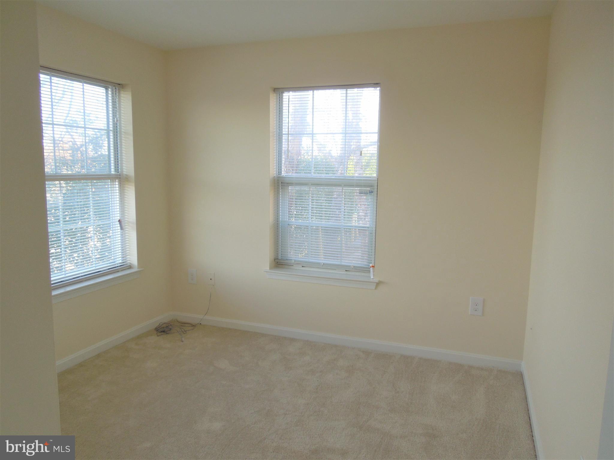 304 Ridgepoint Place, Unit 14 Gaithersburg, MD 20878 - Photo 18 of 25 an empty room with a window