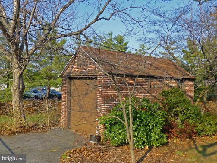 20 Woodland Road Wyomissing, PA 19610 - Photo 4 of 16 Garage