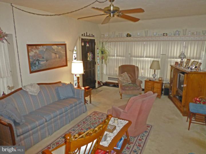 20 Woodland Road Wyomissing, PA 19610 - Photo 7 of 16 Living Room