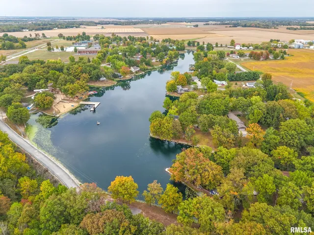 $222,500 | 16872 Circle Drive, Carlinville, IL 62626