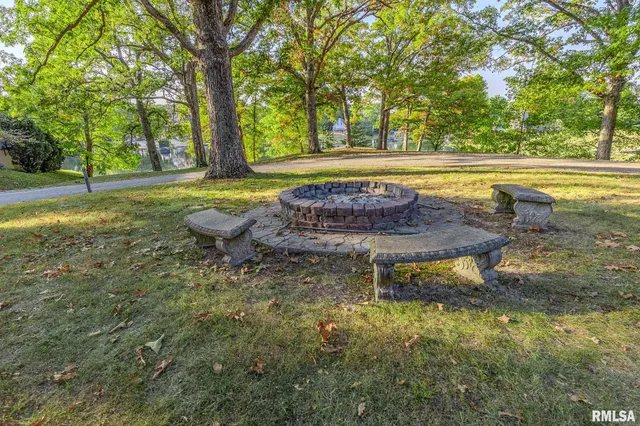 $222,500 | 16872 Circle Drive, Carlinville, IL 62626