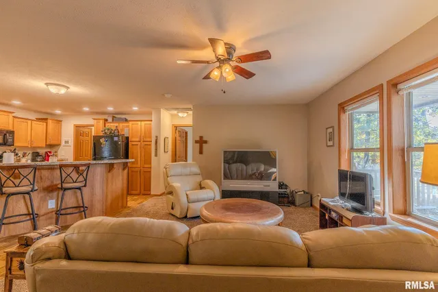 $222,500 | 16872 Circle Drive, Carlinville, IL 62626