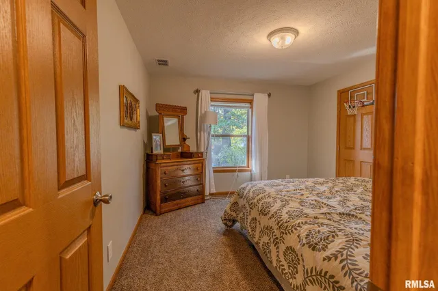 $222,500 | 16872 Circle Drive, Carlinville, IL 62626