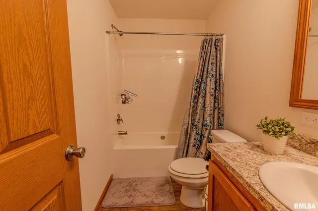 $222,500 | 16872 Circle Drive, Carlinville, IL 62626