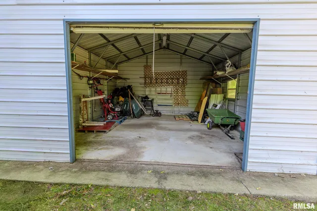 $222,500 | 16872 Circle Drive, Carlinville, IL 62626