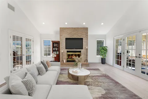 $625,000 | 14 Earlwood Drive, Poughkeepsie, NY 12603