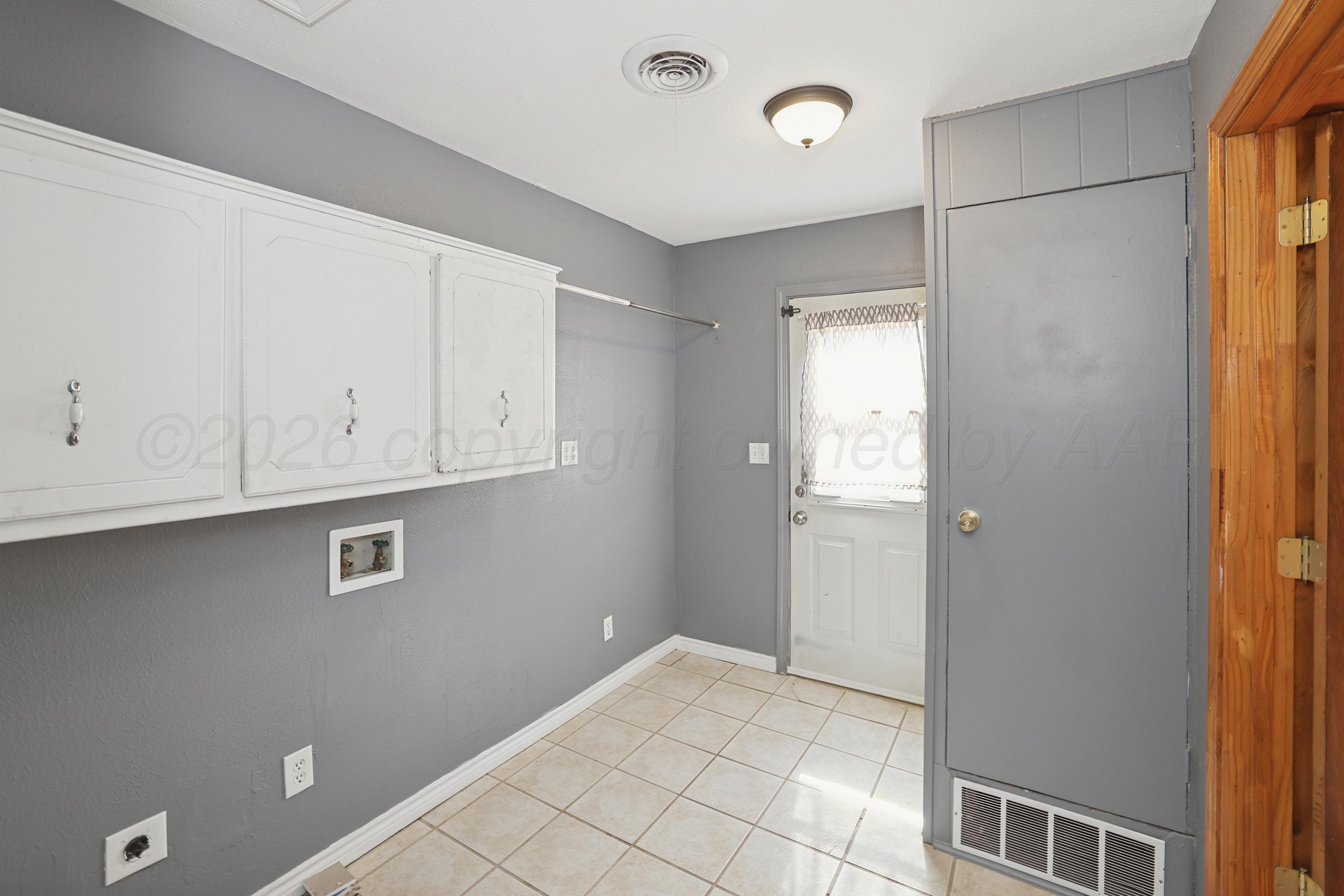 14200 Savannah Road Amarillo, TX 79118 - Photo 24 of 34 a view of an empty room with closet and a window