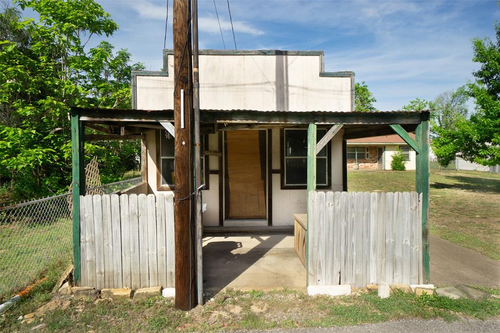22330 State Highway 64 Canton, TX 75103 - Photo 27 of 33 a front view of a house with a porch