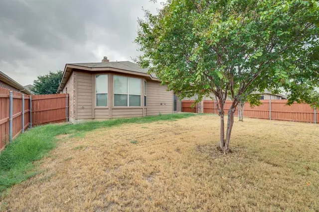 a view of a house with a backyard