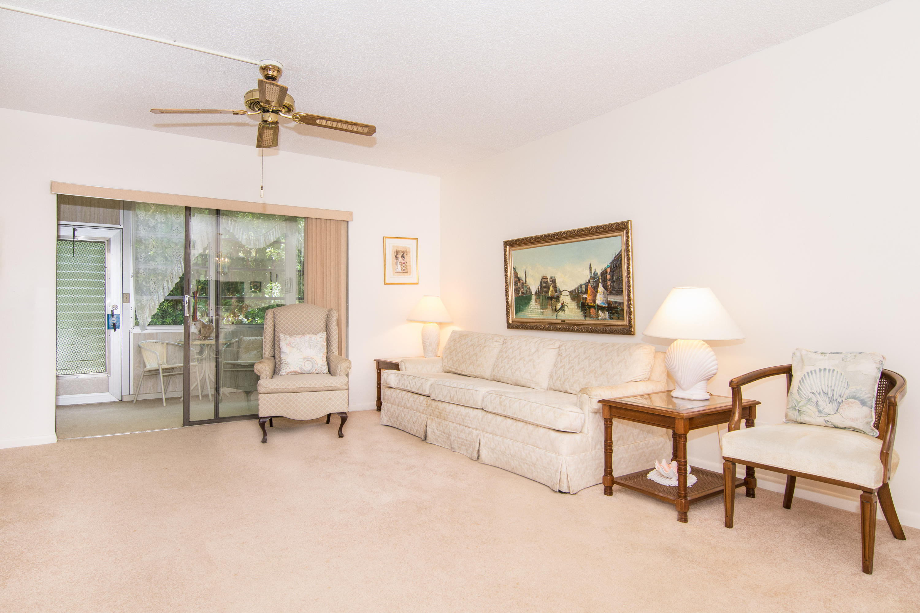 1600 Dover Road, Unit 112B Delray Beach, FL 33445 - Photo 4 of 23 Living room