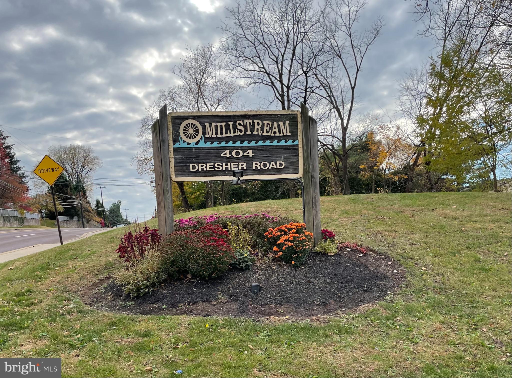 404 Dresher Road, Unit G Horsham, PA 19044 - Photo 3 of 6 a view of street sign