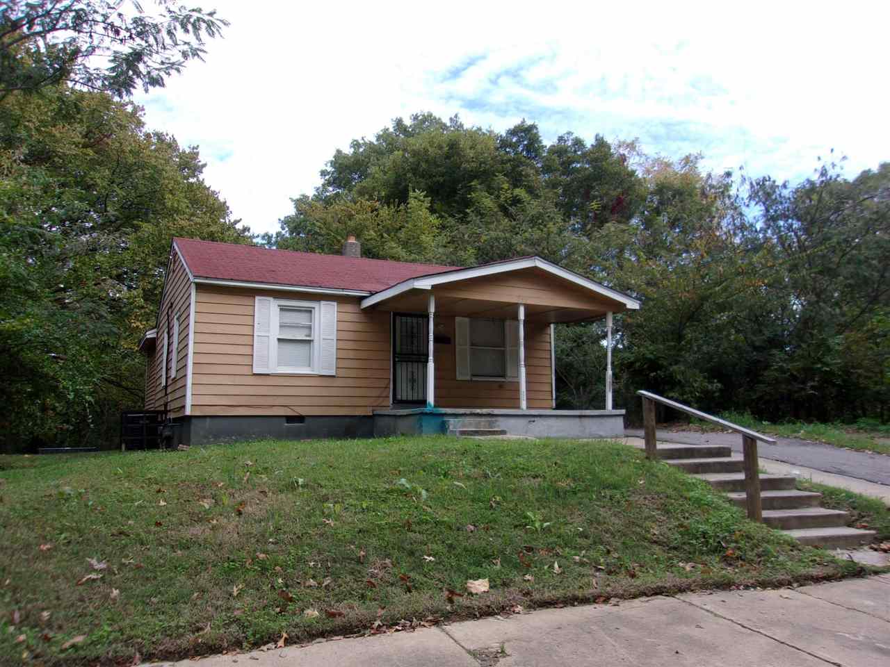 390 Dixie Road Memphis, TN 38109 - Photo 3 of 4 a front view of a house with a yard