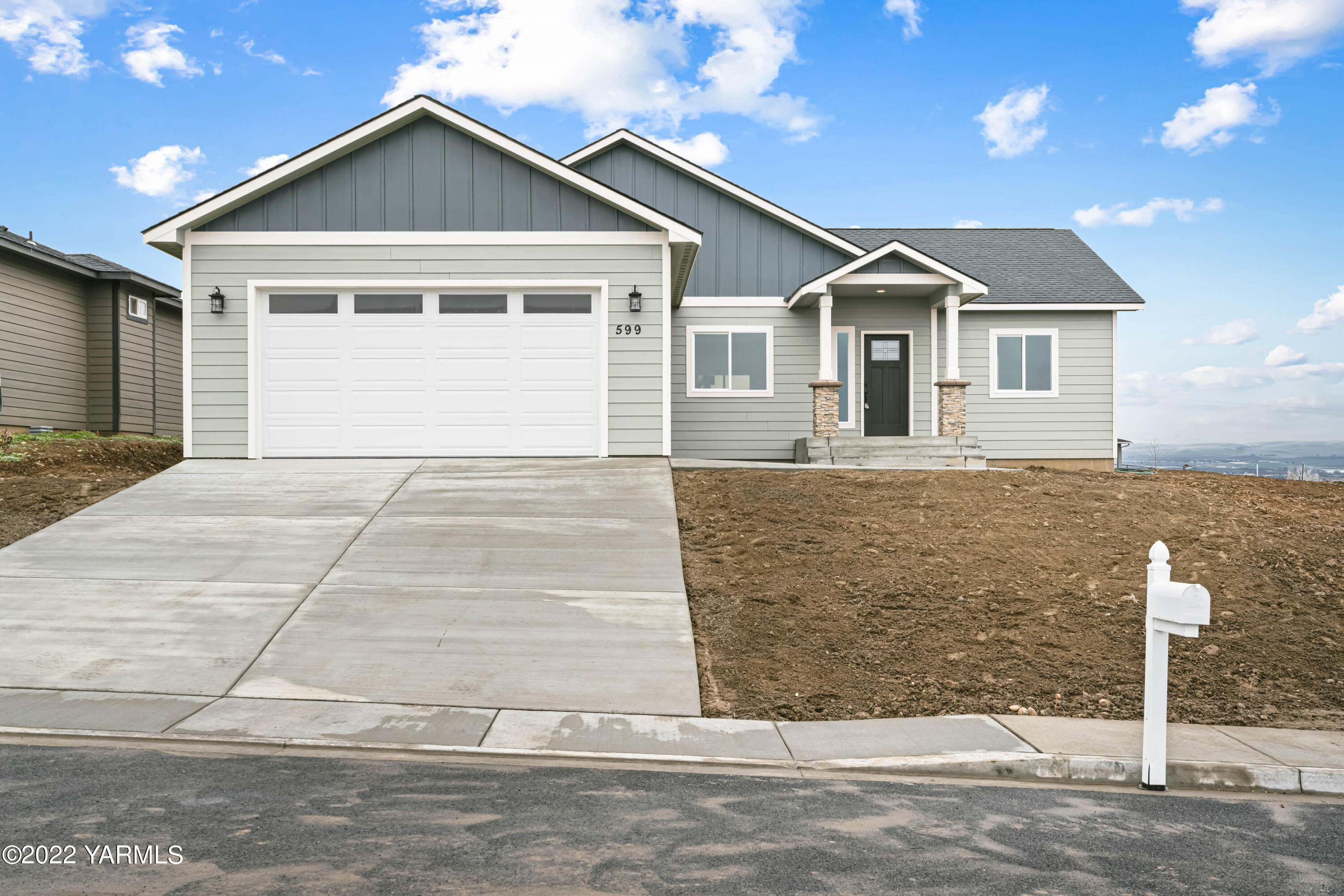 599 Bagley Road Granger, WA 98932 - Photo 1 of 13 a front view of a house with yard