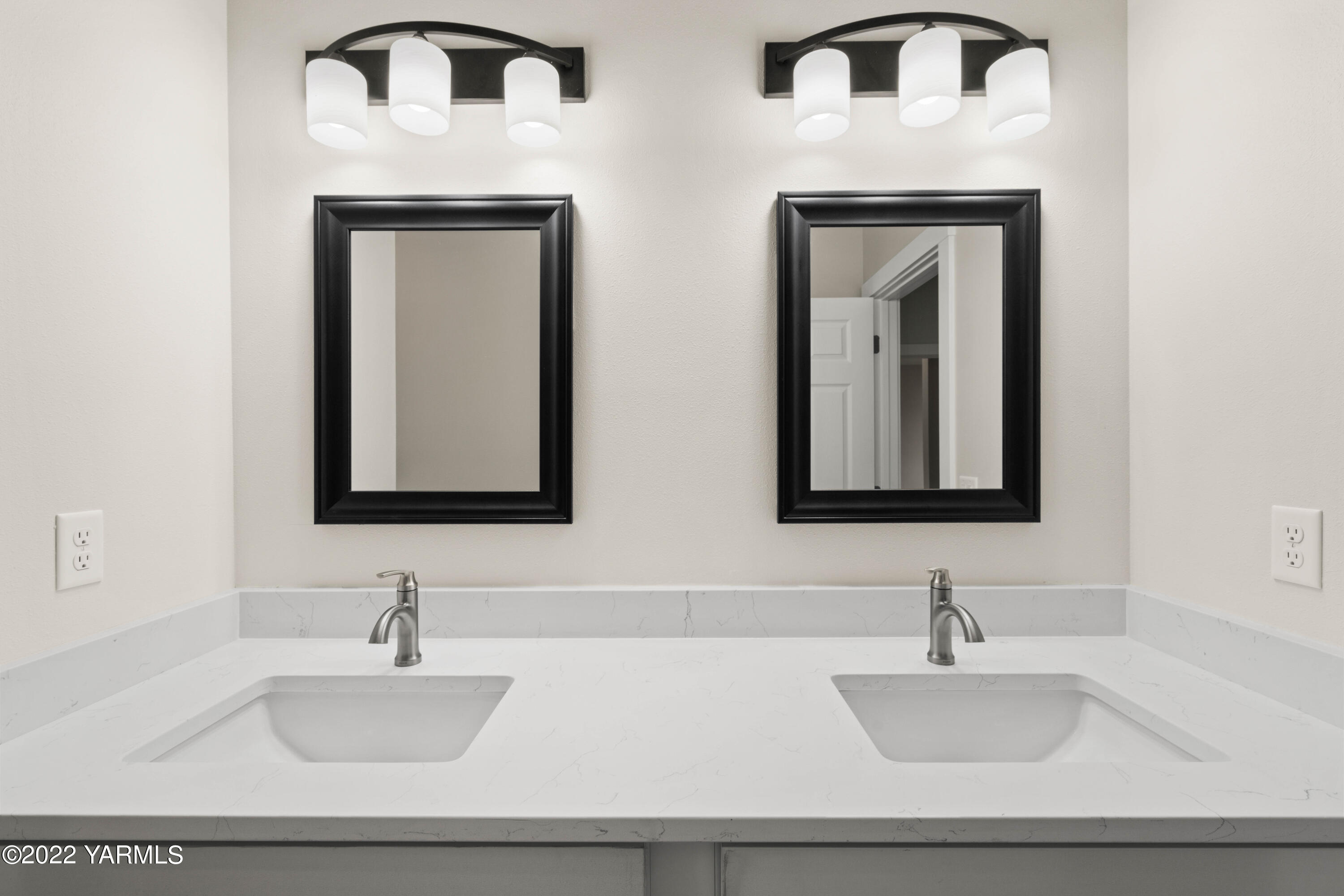 599 Bagley Road Granger, WA 98932 - Photo 12 of 13 a bathroom with mirror and