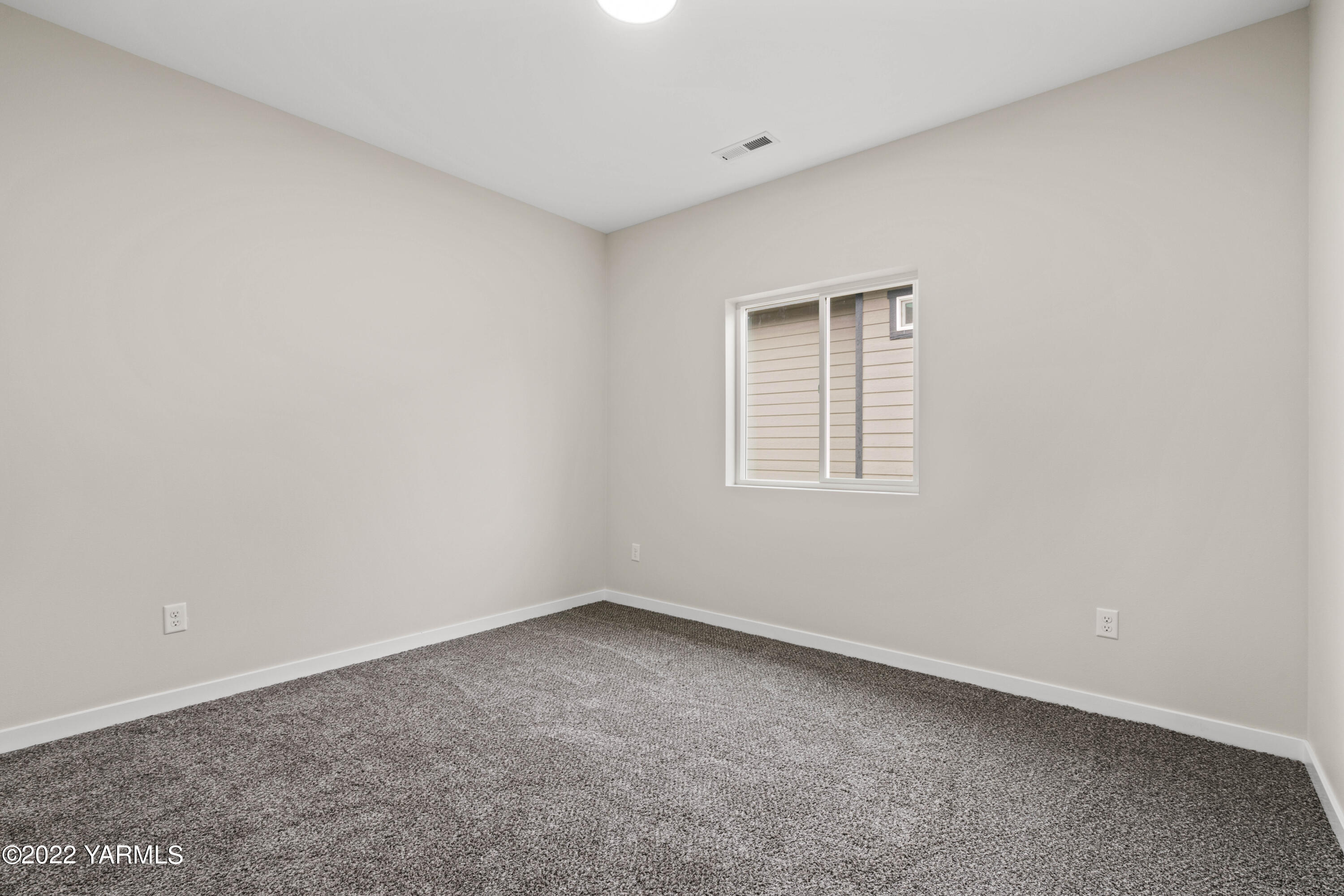 599 Bagley Road Granger, WA 98932 - Photo 5 of 13 an empty room with a window